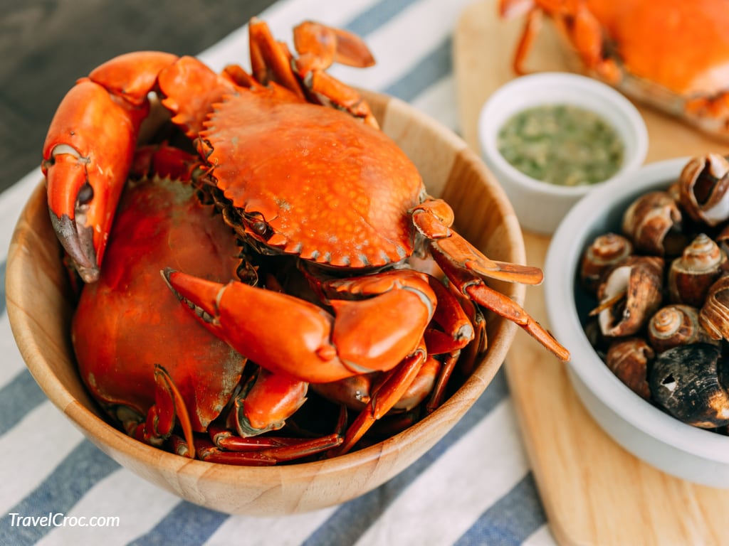 Steamed Giant Mud Crabs in wooden bowl