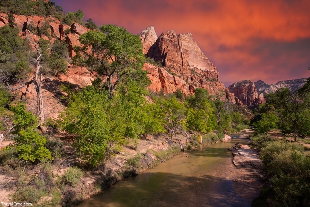 The main part of the park is Zion Canyon surrounded by the walls of the Deertrap. Best time to go sightseeing Zion National Park 