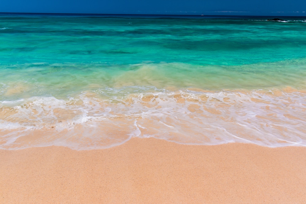 The,Beautiful,Water,And,White,Sand,Of,Makalawena,Beach,,Kekaha