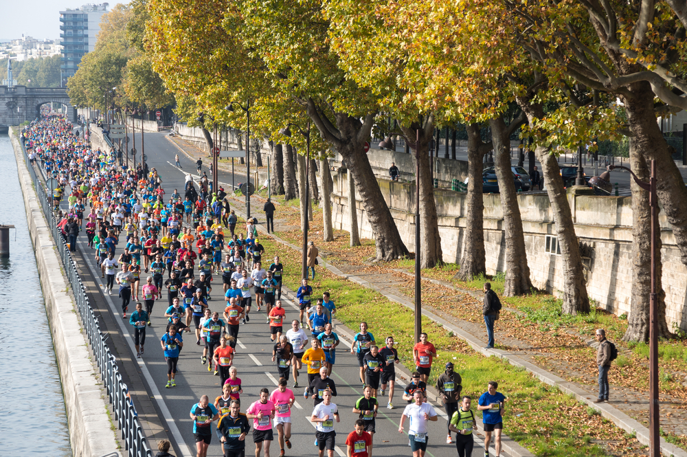 People running in the Paris Marathon